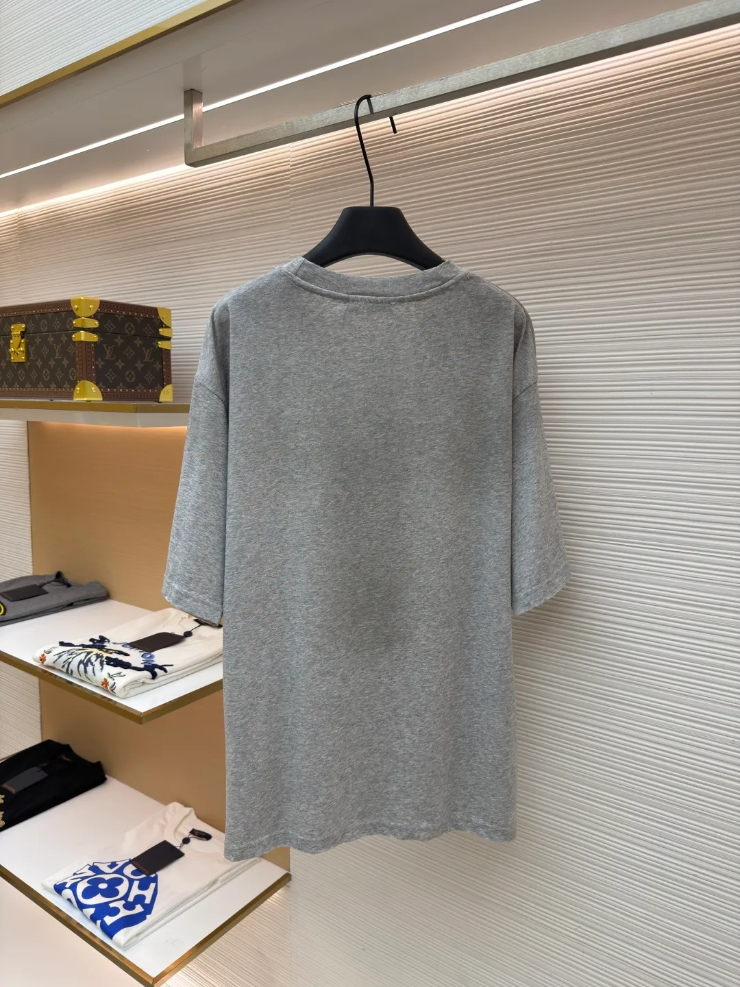 Acne Studios 1966 mud-dyed washed distressed short-sleeve ●Original version: 2800 purchased and developed ●Item number: 1682346-X95 ●Fabric: cloud velvet ski-feel cotton fabric ●Technology: glue printing ●Color: gray ●Version: fitted version ●Weight: about 215 grams ●Size: S-M-L-XL ●Description: Made of ultra-soft pure cotton fabric, garment-dyed, washed and distressed, the chest part has a dirty feel, and the lower part shows a gradient effect. The neckline is slightly frayed to better fit the overall tone. The overall line is straight and delicate, the fabric is comfortable and soft, and the color is consistent without color difference. It can be matched with the same style to create a fashionable look and control various occasions. Customized accessories, complete with three standards, the same style for men and women!
